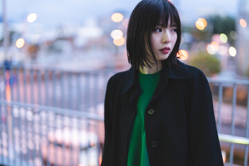冬の街を歩く女性
