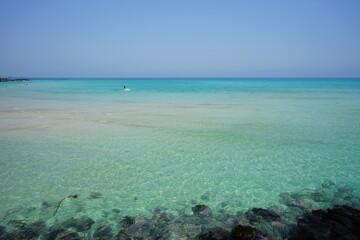 Obraz premium a shoaling beach with crystal-clear water
