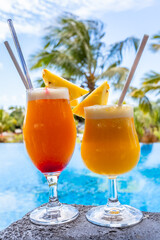 cocktails exotiques en bordure de piscine tropicale