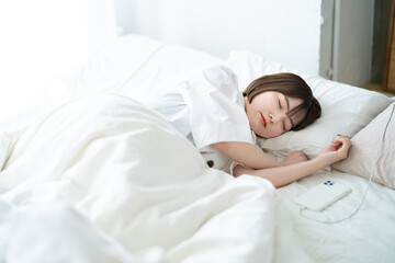 ベッドで眠る女性