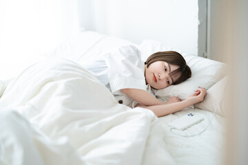 Obraz na płótnie Canvas ベッドで眠る女性