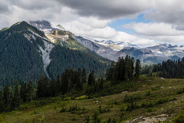 Obraz premium Beautiful view on Elfin Lakes hike