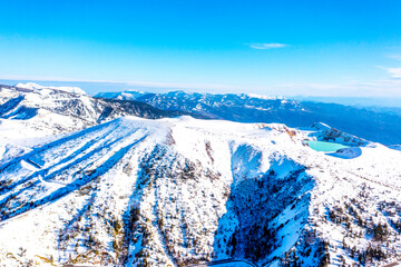 冬の草津白根山と湯釜（群馬県）