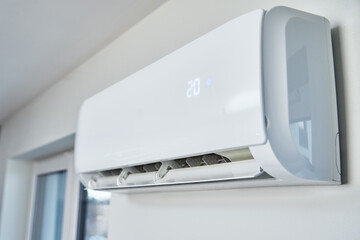 Adjusting temperature on air conditioner, Working air conditioner for comfort temperature in home...