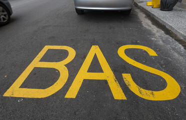 letters bas on road surface - 480106331