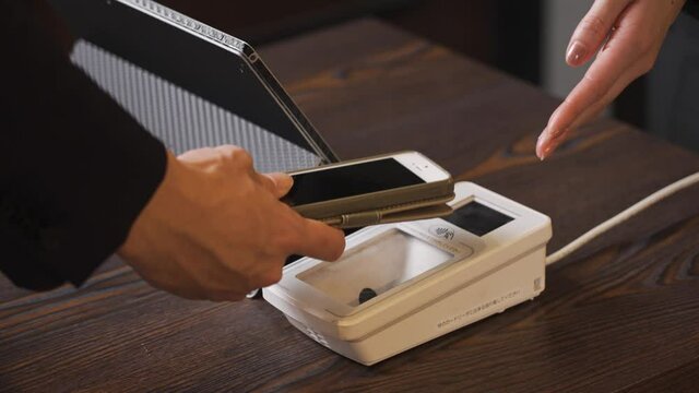 キャッシュレス決済をする男性の手元	