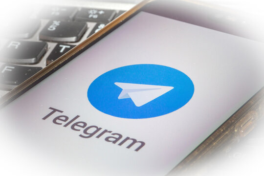 Symbolbild Telegram: Telegram-Logo und Schriftzug auf einem Smartphone