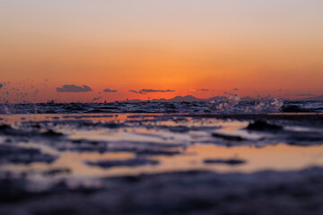 赤く染まる夕陽と砂浜