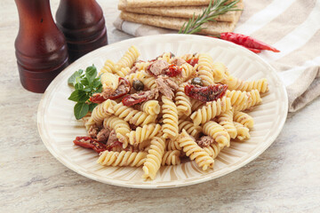 Pasta with tuna and tomato