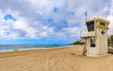 Obraz premium Vintage lifeguard station in Laguna Beach, famous tourist destination in California, Pacific Ocean in the background a on a cloudy day