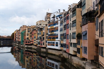 Fototapeta na wymiar Colourfull houses along the river Onyar in Girona, Spain. 