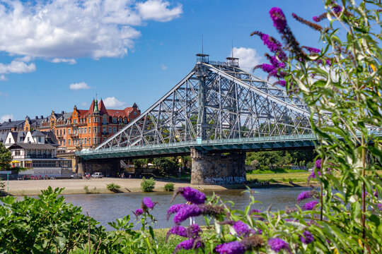 Ein Wahrzeichen in Dresden. Die Br&uuml;cke das Blaue Wunder.