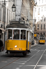 Fototapeta na wymiar Mit der Straßenbahn durch Lissabon