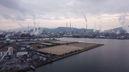 SDGs地球環境とミライ！コンビナートと大気汚染問題　煙突の煙と空