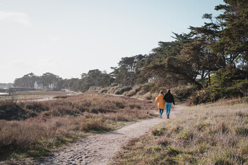 Ballade entre amies sur la cote Atlantique. 2 femmes qui marches dans la campagne francaise pres de la mer. 