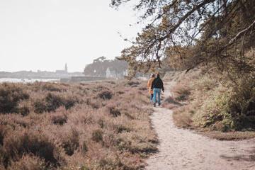 Obraz premium Ballade entre amies sur la cote Atlantique. 2 femmes qui marches dans la campagne francaise pres de la mer. 