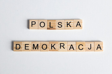 Demokracja w Polsce, słowa z drewnianych literek na jednolitym tle - obrazy, fototapety, plakaty