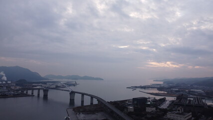 Naklejka premium 周南コンビナートと日本の暮らし！SDGs地球環境！山口県周南市の街並みと風景