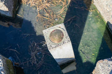 水路の上の3県境プレート