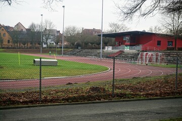 Sportstadion hinter Zaun im Winter © Anette