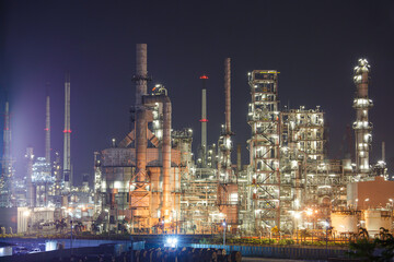 Obraz na płótnie Canvas Distillation tower oil​ refinery​ and​ plant of petrochemistry industry