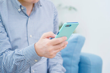 男性　スマホ　顔無し