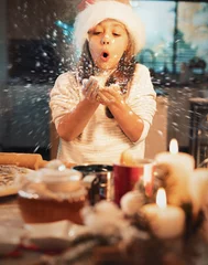 Keuken spatwand met foto Happy girl in Christmas scenery © konradbak