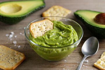 Mashed avocado with crackers