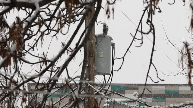 un transformateur &eacute;lectrique durant l'hiver