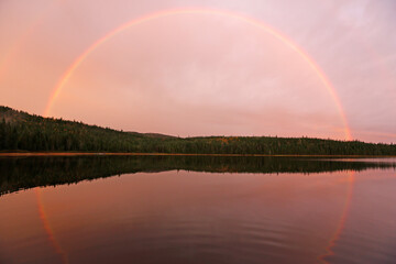 Naklejka premium paysage avec un arc-en-ciel sur un lac