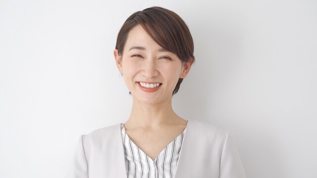 カメラ目線・笑顔の日本人女性