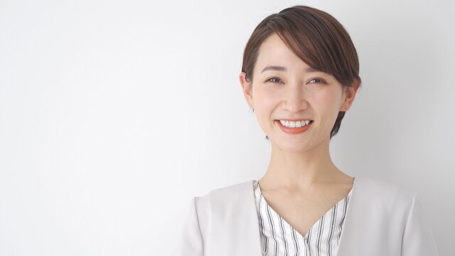 カメラ目線・笑顔の日本人女性