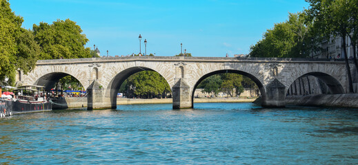 Puente histórico de piedra de Marie sobre el río Sena en la ciudad de Paris, Francia