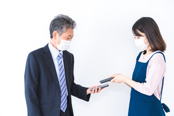 ワクチン接種証明書を提示する人