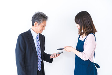 ワクチン接種証明書を提示する人