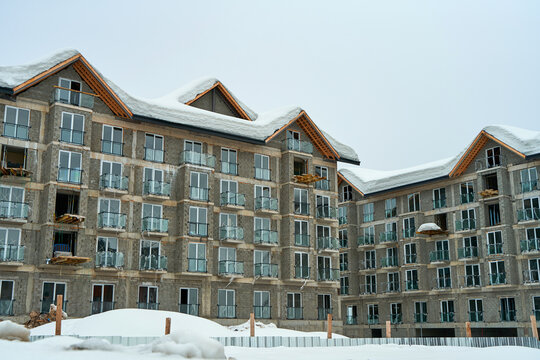 Construction of a hotel building in a ski resort