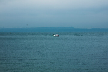 Naklejka premium boat on the lake