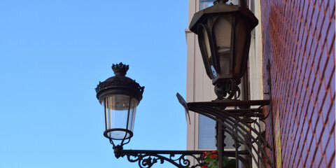 Farola de hierro fundido y clásico en un edificio. 