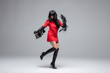 Femme en rouge et gants