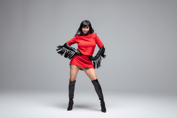 Femme en rouge et gants