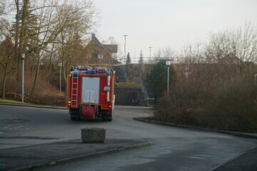 Feuerwehrauto von hinten auf Straße im Winter