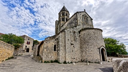 Fototapeta na wymiar Eglise Saint-Michel de La Garde-Adhémar, Drôme, Auvergne-Rhône-Alpes, France
