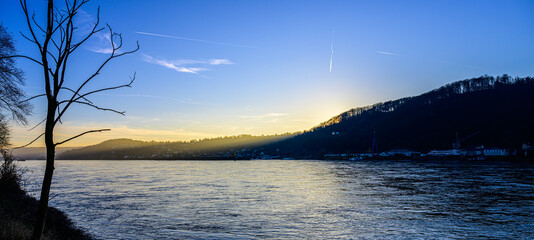 Winterlicher Sonnenuntergang am Rhein bei Bad Honnef
