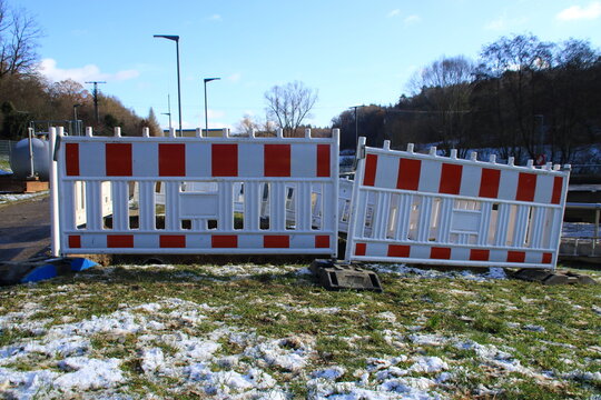 Baustelle ist mit Absperrmaterial abgesichert