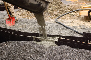 Auffüllen eines Streifenfundaments mit flüssigem Beton