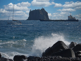 Blick von der Vulkaninsel Stromboli auf den Vulkan-Neck Strombolicchio
