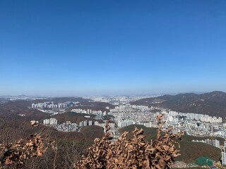 산 위에서 내려다본 과천 풍경 / The view of Gwacheon from the top of the mountain.