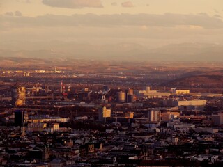 Fototapeta na wymiar view of the city during sunset