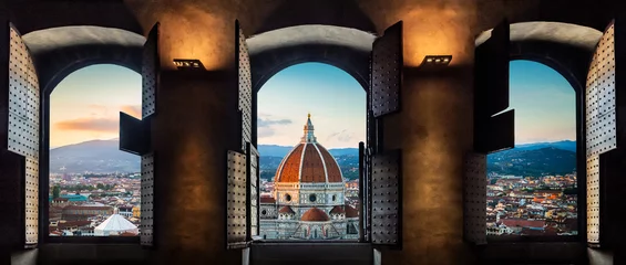 Keuken spatwand met foto Uitzicht vanuit het oude raam op Florence Duomo Basilica di Santa Maria del Fiore. Florence, Italië. Collage van het historische thema en het thema reizen. © Tryfonov