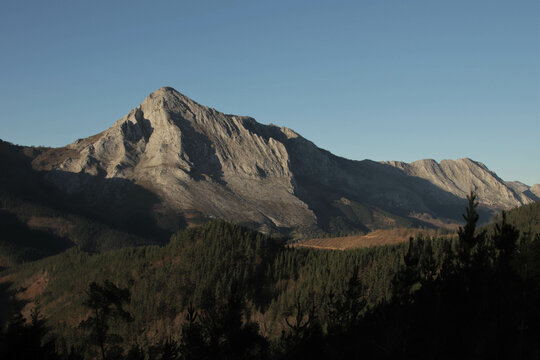 Sierra de Amboto desde las faldas del Udalatx en el Pais vasco en un d&iacute;a soleado de invierno.